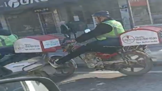 Osmaniye’de motosikleti arızalı kuryeye diğer kuryenin ilginç yardımı