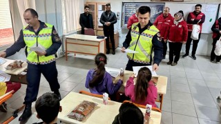 Osmaniye'de Öğrencilere Karne ve Hediye Dağıtıldı