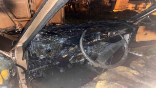 Osmaniyede park halindeki otomobil alev alev yandı