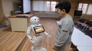 Otizmli çocuklar insansı robot Pepper ile öğrenecek