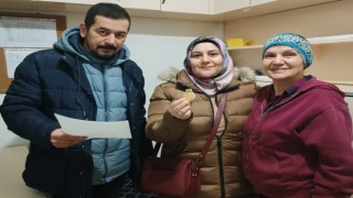 Otobüs durağında bulduğu altın kolyeyi sahibine teslim etti