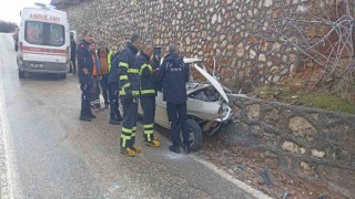 Otomobil istinat duvarına çarptı: 1 yaralı