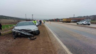 Otomobil kamyona çarptı: 2 yaralı