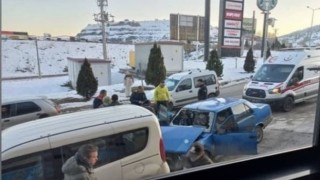 Otomobil park halindeki araçlara çarptı, 2 yaralı