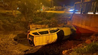 Otomobil sulama kanalına düştü, sürücü yara almadan kurtuldu