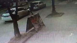 Otomobilin aynasına tekme atarak kıran şahıs güvenlik kamerasına yakalandı