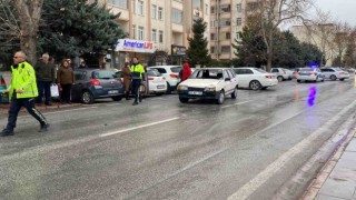 Otomobilin çarptığı çocuk yaralandı, üşümesin diye vatandaşlar üzerine ceket örttü