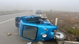 Otomobilin çarptığı elektrikli bisiklette 3 kişi yaralandı