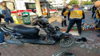Otomobilin çarptığı motosiklet sürücüsü yaralandı