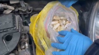 Otomobilin kaputundan 1 kilo uyuşturucu çıktı