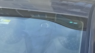 Otomobilin ön camına yorgun mermi düştü