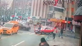 Otomobilin yaya geçidindeki yayaya çarptığı anlar kamerada