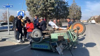 Otomobille çarpışan 3 tekerli motosiklet yol ortasına devrildi: 2 yaralı