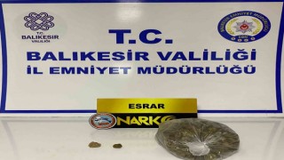 Otomobille polisten kaçan şahıslarda uyuşturucu ve tarihi eser çıktı