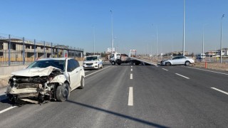 Otomobiller kavşakta çarpıştı: 1i ağır 3 yaralı