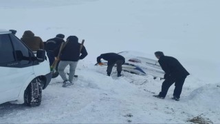 Özalpta kar nedeniyle yolda kalan araçlar kurtarıldı