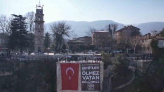 (Özel) Bursada başını kaldıran o yazıyı okudu: Şehitler ölmez vatan bölünmez”