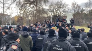 Özel sektörde çalışan öğretmenler, özlük haklarının iyileştirilmesini talep etmek için TBMMnin Çankaya Kapısına yürüdü