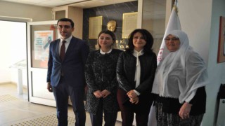 (ÖZEL) Valinin eşi ilçe ilçe gezerek kadınları kanser konusunda bilinçlendiriyor
