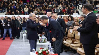 Özgür Özelden 86 yaşındaki Yılmaz Büyükerşene yeni görev