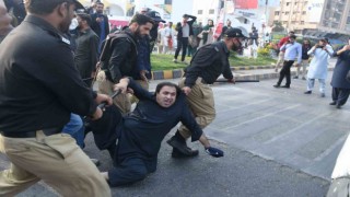 Pakistanda Imran Khanın destekçileri polisle çatıştı: 7 yaralı