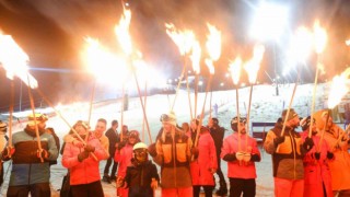 Palandökende tatilciler yeni yıla meşaleli kayak gösterisiyle girdi