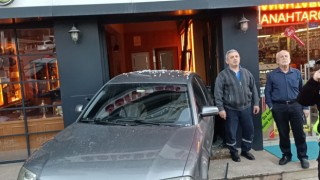 Park halinde freni boşalan otomobil dükkana daldı: Kaza anları kamerada