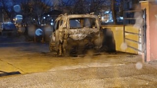 Park halindeki araç küle döndü