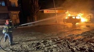 Park halindeki otomobil alev alev yandı, o anlar kamerada