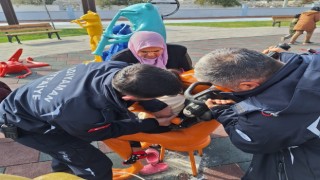 Parkta oyun aletine sıkışan çocuğu itfaiye ekipleri kurtardı
