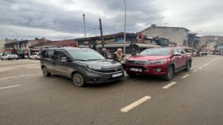 Pazaryerinde meydana gelen trafik kazasında şans eseri yaralanan olmadı