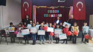 Pazaryerinde öğrencilerin karne heyecanı