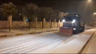 Pendik Belediyesi karla mücadele çalışmalarını kesintisiz sürdürüyor