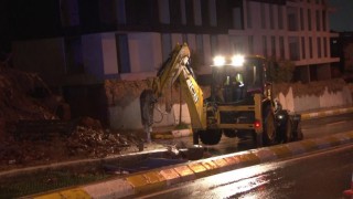 Pendikte aşırı yağış nedeniyle istinat duvarı çöktü