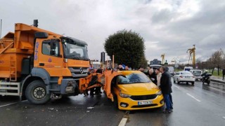 Pendikte İBBye ait kar küreme aracı ticari taksiye çarptı: 3 yaralı
