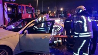 Pendikte virajı alamayan ehliyetsiz sürücü otomobile çarptı: 1 yaralı