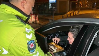 Polis bu sefer çikolata dağıttı