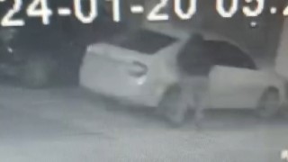 Polis memurunun aracına zarar verip not bıraktı