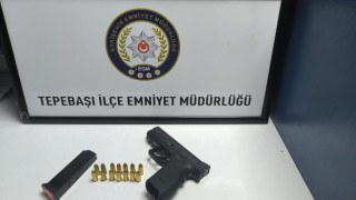 Polise mukavemet gösteren şahısların aracından tabanca çıktı