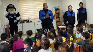 Polisler Kreşte Çocuklarla Buluştu