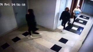 Rezidanslara girerek hırsızlık yapan 3 kadından 2si yakalandı: O anlar kamerada