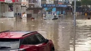 Sağanağın vurduğu İzmir Dikilide okullar yarım gün tatil edildi