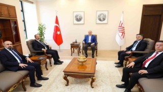 Sağlık-Sen, üniversite hastanesi çalışanlarının sorunlarını içeren raporu YÖK Başkanı Özvara sundu