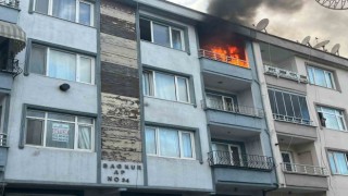 Sakaryada alev alev yanan evdeki 2 çocuk dumandan etkilendi
