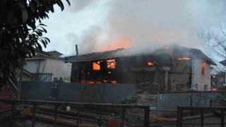 Sakaryada korkutan yangın: İki katlı ev alev topuna döndü