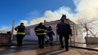 Samanlıkta yangın çıktı, mahalleli ve itfaiye seferber oldu