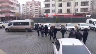 Şanlıurfada Canan Karatayı dolandıran şüphelinin de aralarında bulunduğu 47 zanlı yakalandı