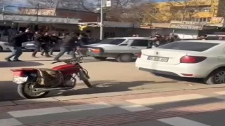 Şanlıurfada kavga eden 2 grubu polis havaya ateş açarak ayırdı