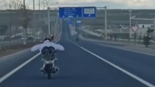Şanlıurfada yüzüstü uzanarak motosiklet kullanan sürücü kameraya yansıdı