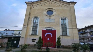 Sarıyerdeki saldırının düzenlendiği kiliseye Türk bayrağı asıldı
